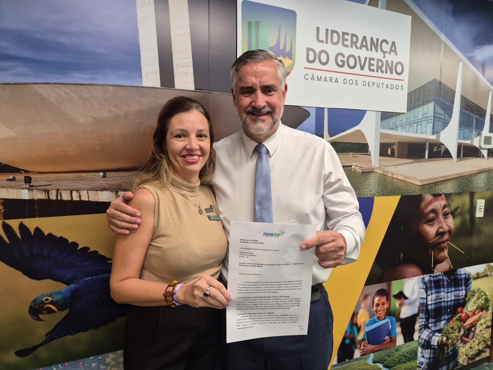 Dirigente da FENAMP e da ANSEMP Marília Gaia junto com o líder do Governo e Deputado Federal Paulo Pimenta (PT-RS).